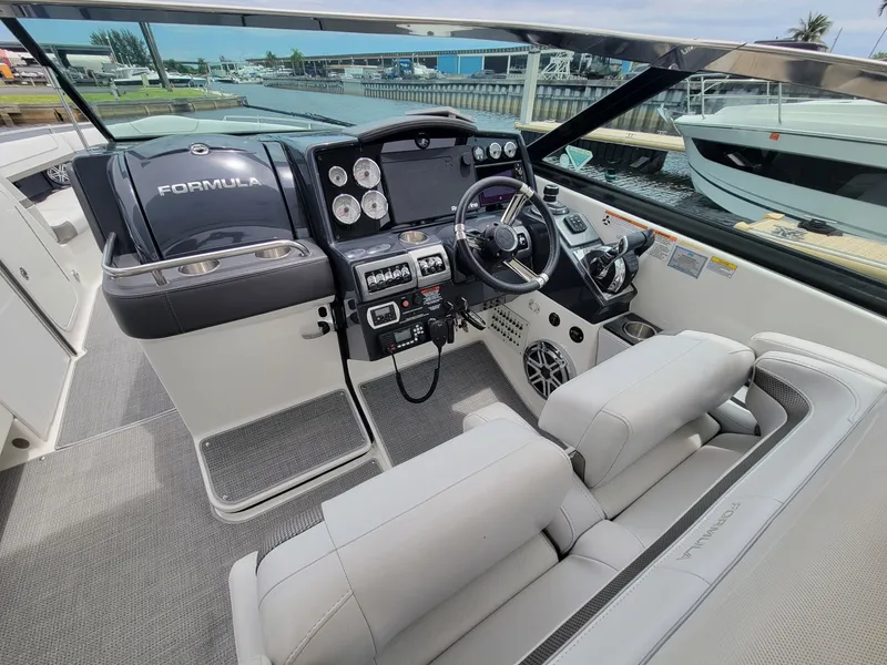 Slide: The Image of Formula 350 Crossover Bowrider 2019 - 6382083