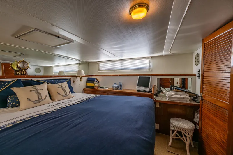 Slide: The Image of Chris-Craft 410 Commander 1980 - 6382021