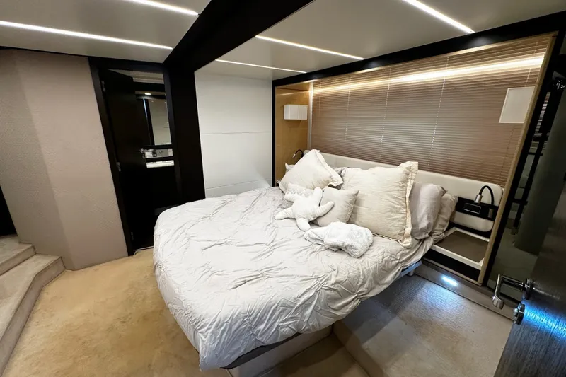 Slide: The Image of Azimut Flybridge 2018 - 6389013
