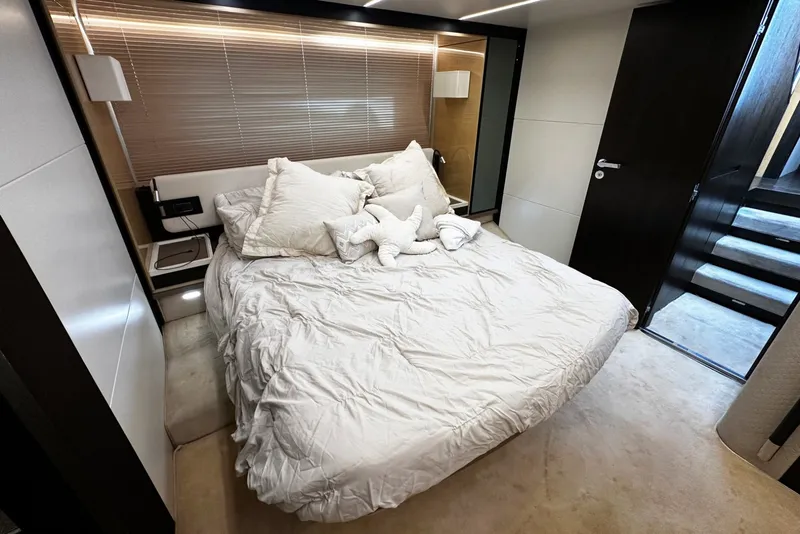Slide: The Image of Azimut Flybridge 2018 - 6389017