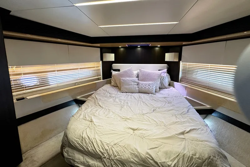 Slide: The Image of Azimut Flybridge 2018 - 6389021