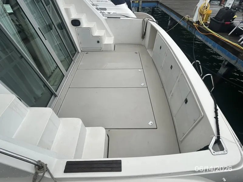 Slide: The Image of 42' Cruisers cockpit starboard - 6419295