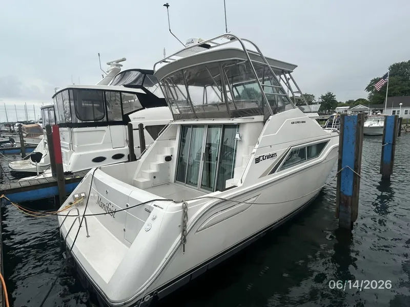 Slide: The Image of 42' Cruisers starboard aft profile - 6419331