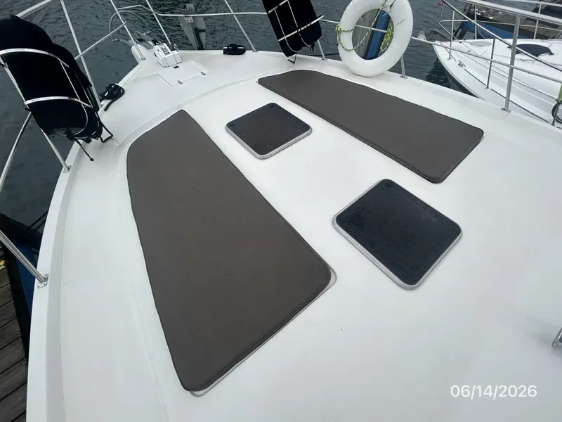 Slide: The Image of 42' Cruisers foredeck sunpads - 6419310