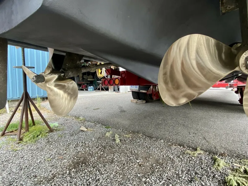Slide: The Image of 42' Cruisers running gear - 6421844