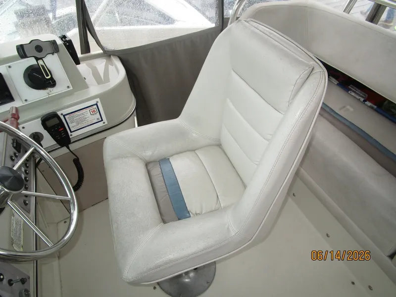Slide: The Image of 42' Cruisers flybridge helmseat - 6419304