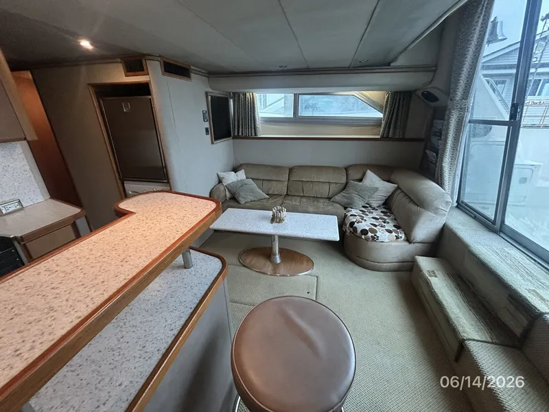 Slide: The Image of 42' Cruisers salon starboard - 6419329