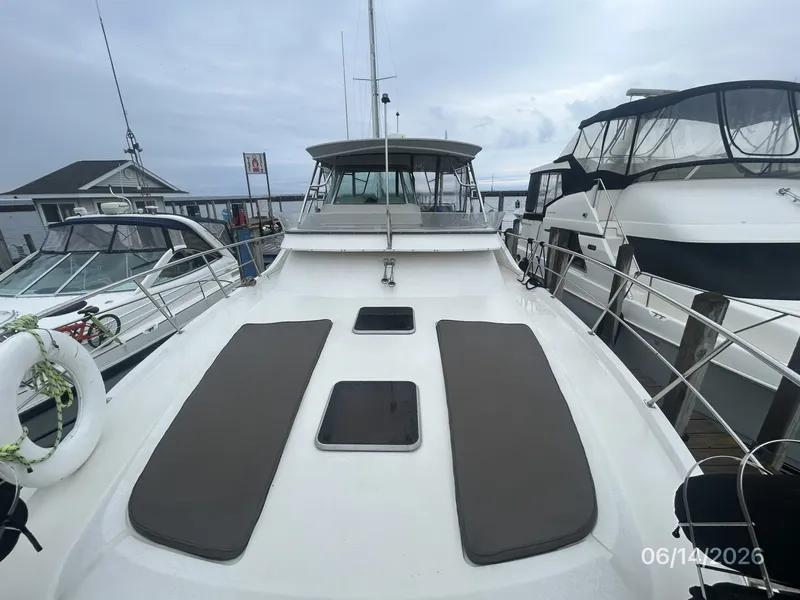 Slide: The Image of 42' Cruisers foredeck aft - 6419307