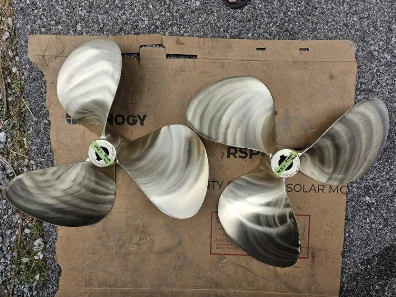Slide: The Image of 42' Cruisers propellers - 6421843