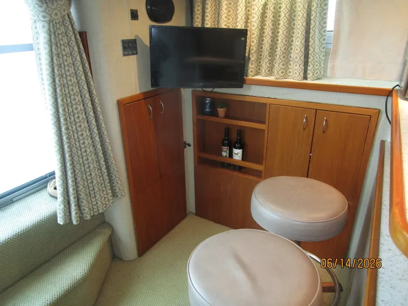 Slide: The Image of 42' Cruisers salon port aft - 6419327