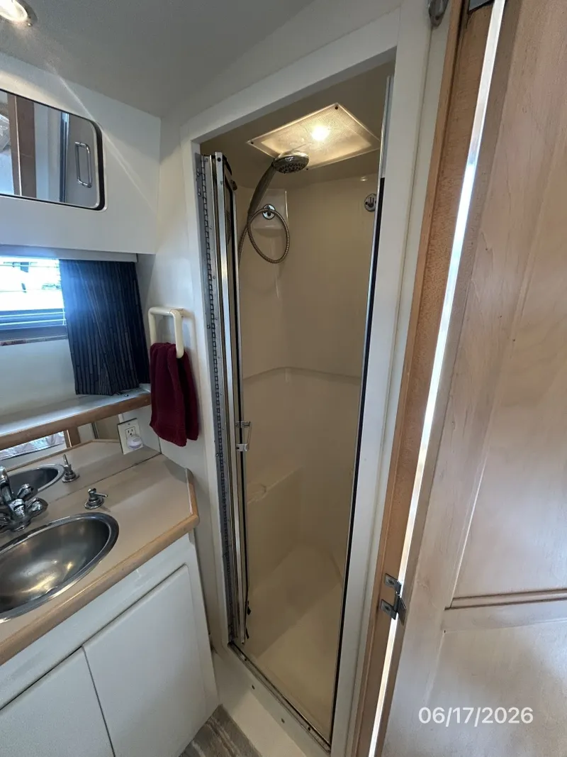Slide: The Image of 43' Carver master stateroom shower - 6422916