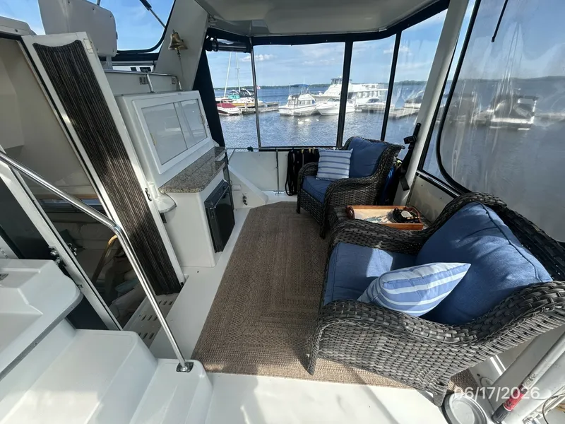 Slide: The Image of 43' Carver sundeck starboard - 6422940