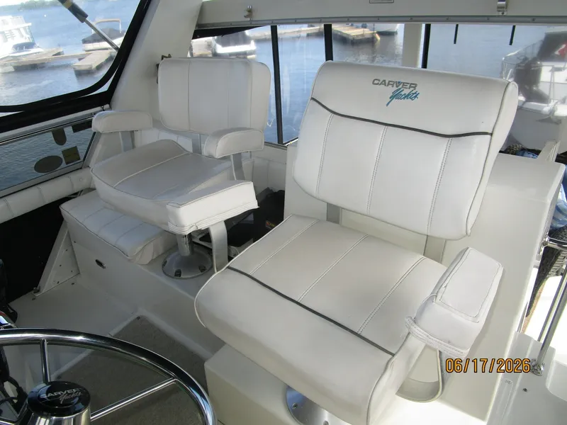Slide: The Image of 43' Carver flybridge helmseats - 6422894