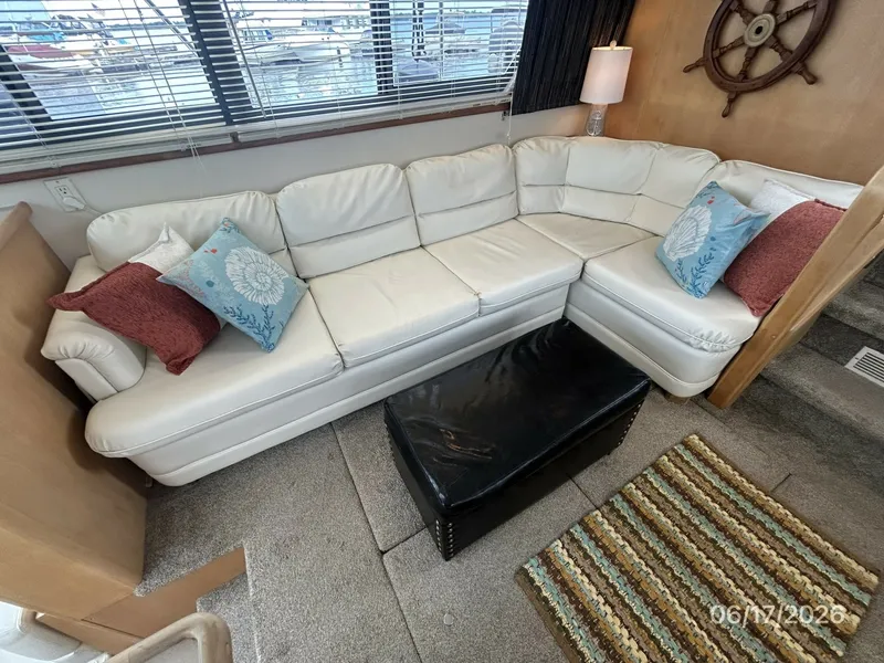 Slide: The Image of 43' Carver salon starboard seating - 6422929