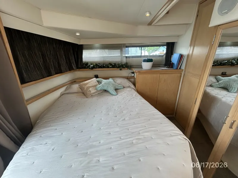 Slide: The Image of 43' Carver master stateroom port - 6422915