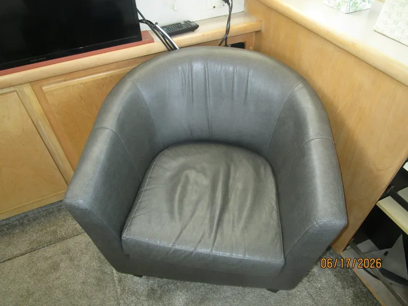Slide: The Image of 43' Carver salon port seating - 6422927