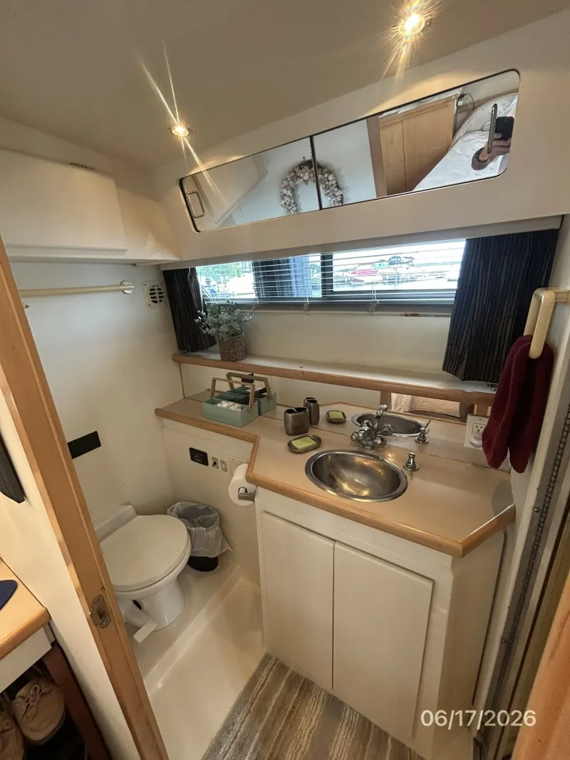 Slide: The Image of 43' Carver master stateroom head - 6422913