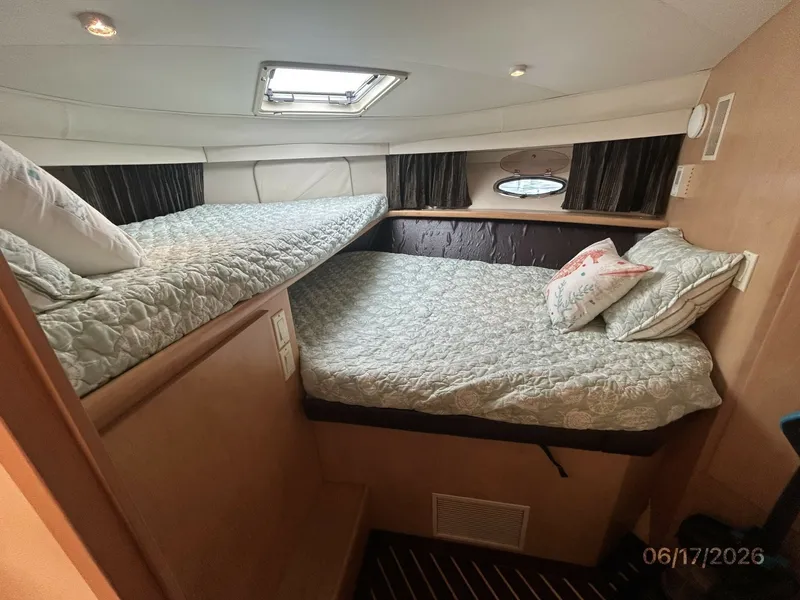 Slide: The Image of 43' Carver guest stateroom - 6422908