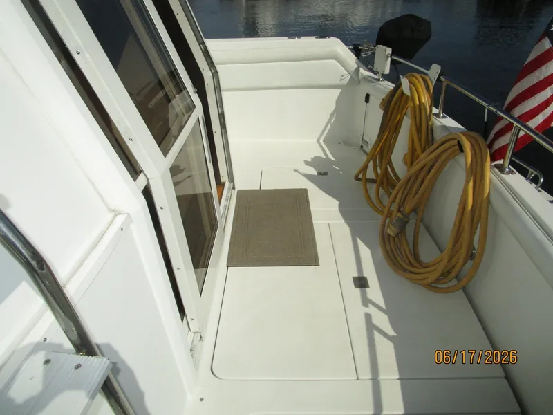 Slide: The Image of 43' Carver cockpit starboard - 6422882