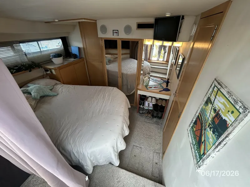 Slide: The Image of 43' Carver master stateroom forward - 6422912