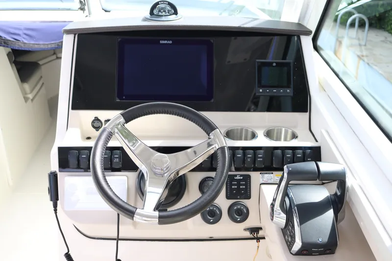Slide: The Image of Boston Whaler 280 Vantage 2023 - 6457356