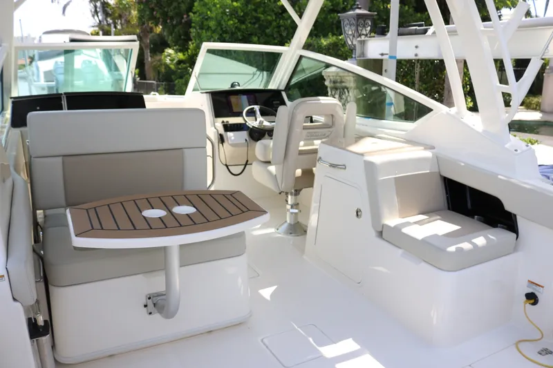 Slide: The Image of Boston Whaler 280 Vantage 2023 - 6457374