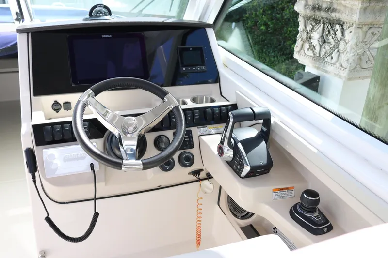 Slide: The Image of Boston Whaler 280 Vantage 2023 - 6457355