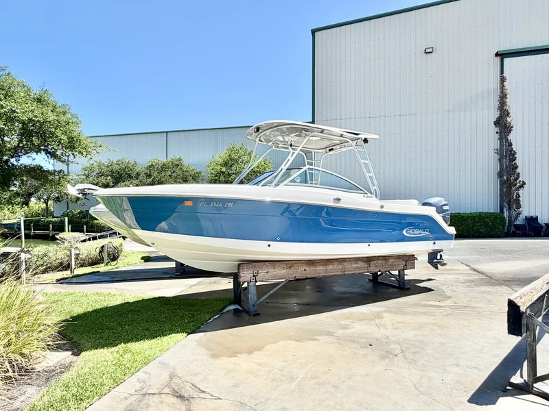 The Image of Robalo R247 Dual Console 2012 - 6461140