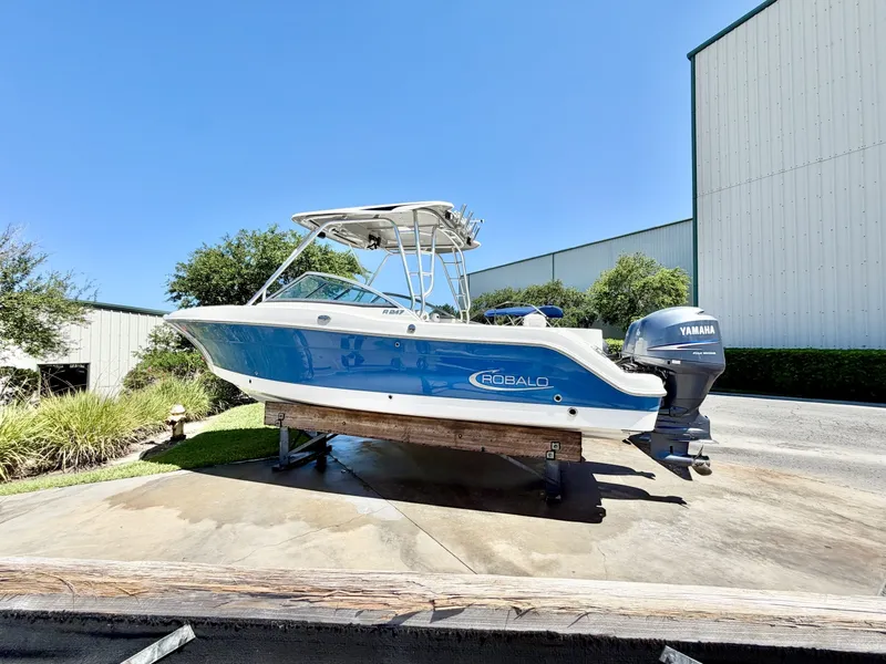 Slide: The Image of Robalo R247 Dual Console 2012 - 6461020