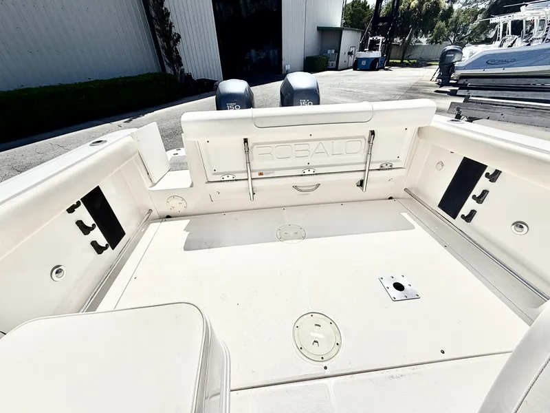 Slide: The Image of Robalo R247 Dual Console 2012 - 6461766