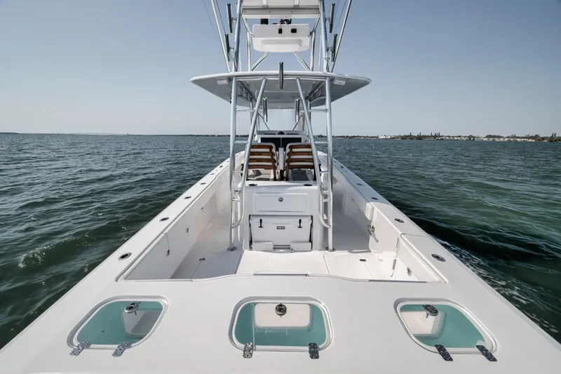 Slide: The Image of Custom Island Runner/Marquesa 2025 - 6462530
