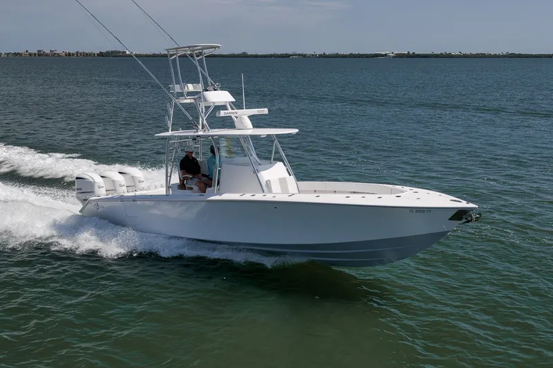Slide: The Image of Custom Island Runner/Marquesa 2025 - 6462489