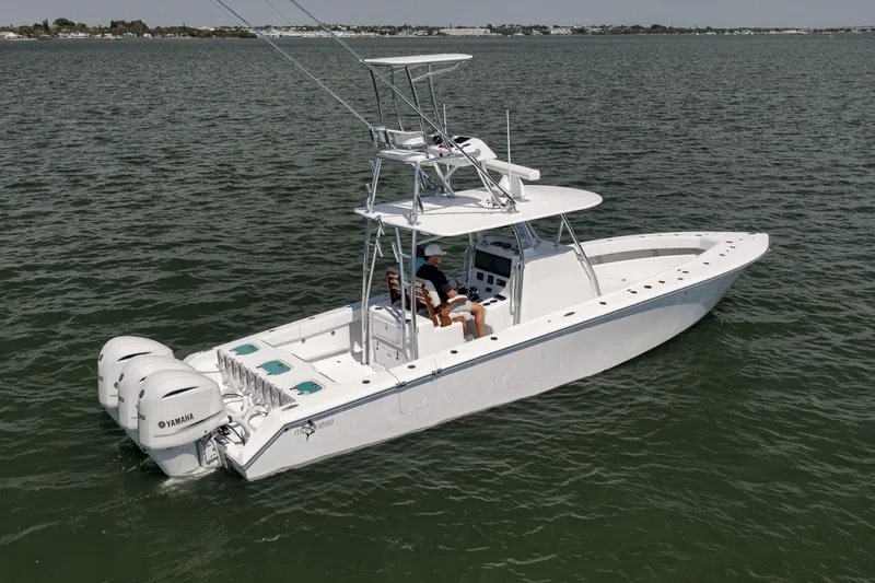 Slide: The Image of Custom Island Runner/Marquesa 2025 - 6462481