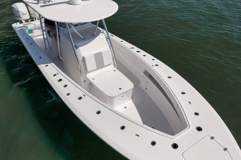 Slide: The Image of Custom Island Runner/Marquesa 2025 - 6462475