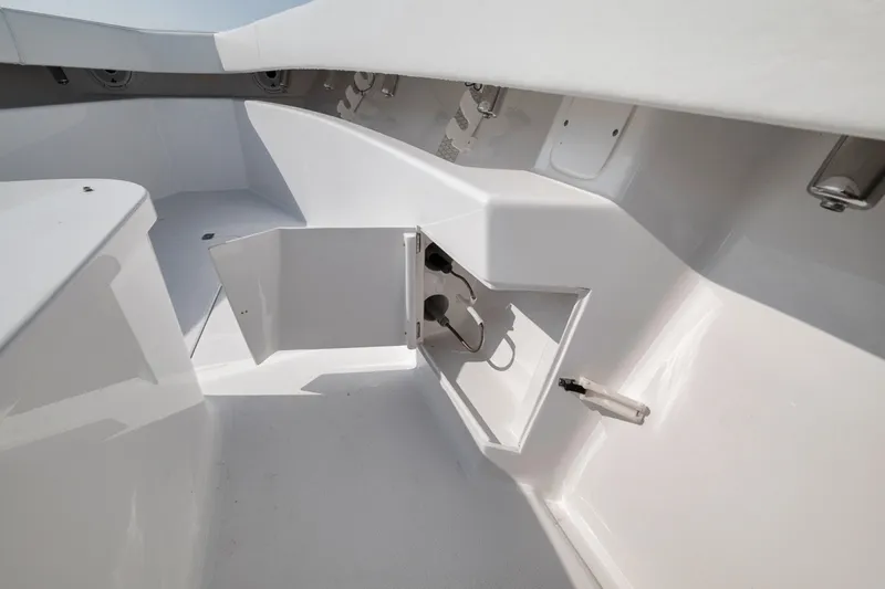 Slide: The Image of Custom Island Runner/Marquesa 2025 - 6462512
