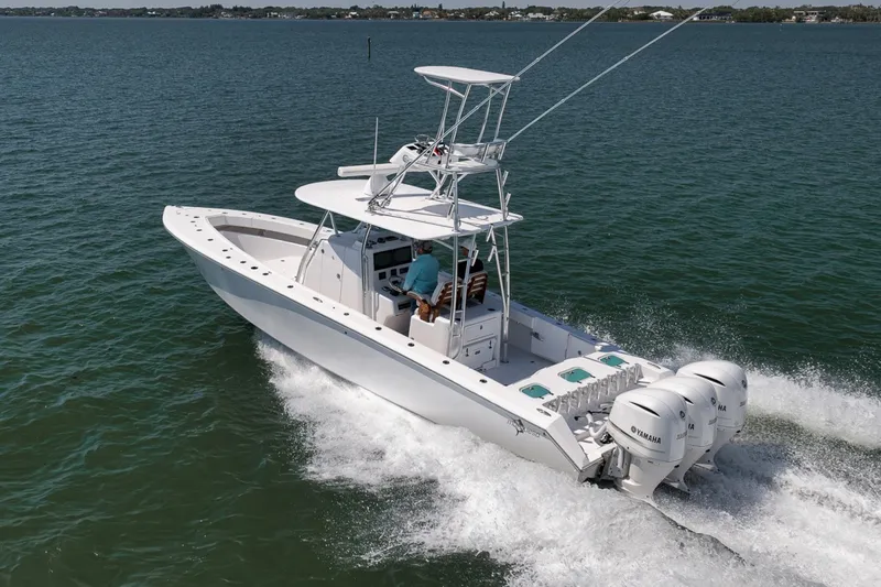 Slide: The Image of Custom Island Runner/Marquesa 2025 - 6462492