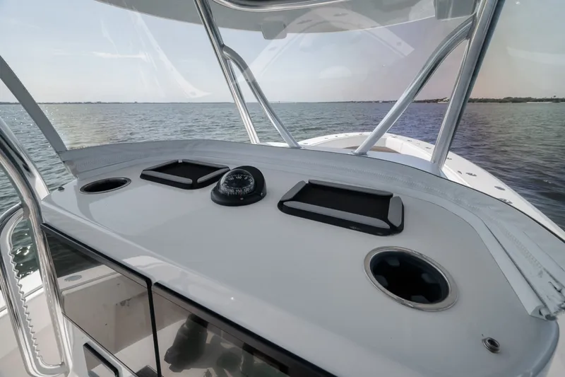 Slide: The Image of Custom Island Runner/Marquesa 2025 - 6462538
