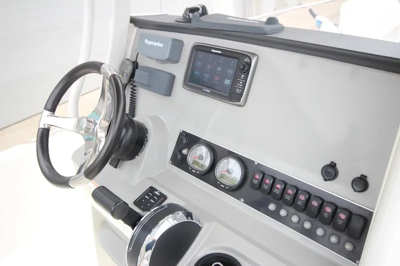 Slide: The Image of Boston Whaler 210 Dauntless 2014 - 6518293