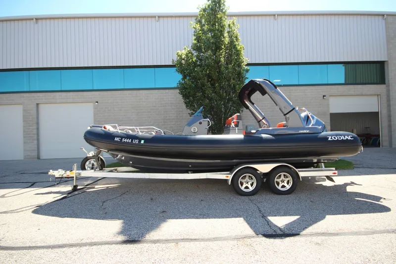 The Image of Zodiac Medline 7.5 NEO & Custom Trailer 2021 - 6483279