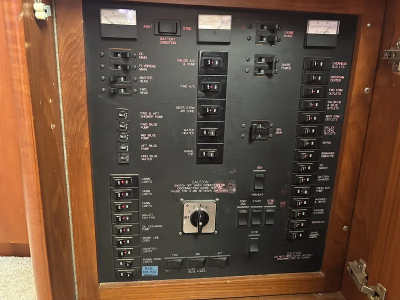 Slide: The Image of Ocean Yachts Cockpit Motor Yacht 1995 - 7518532