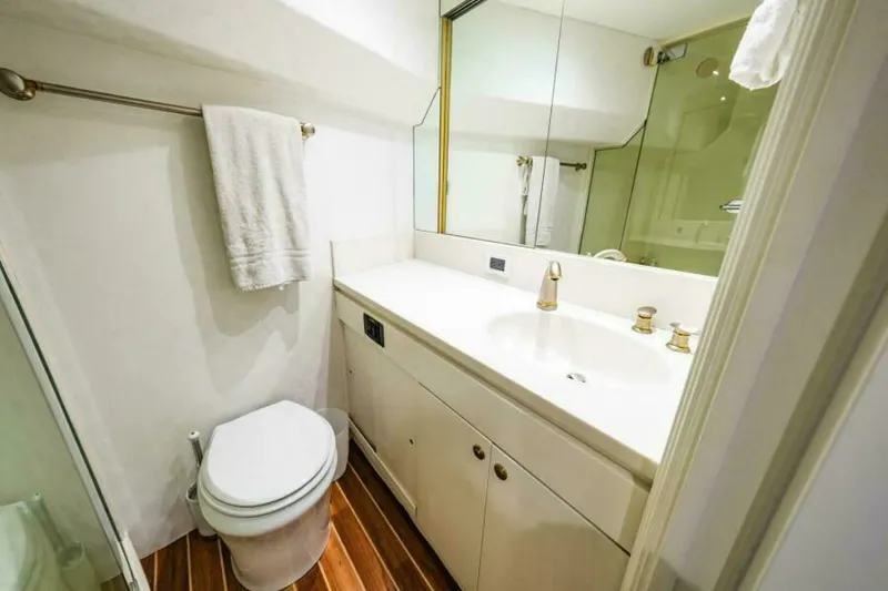 Slide: The Image of Forward Cabin Head   - 6484481