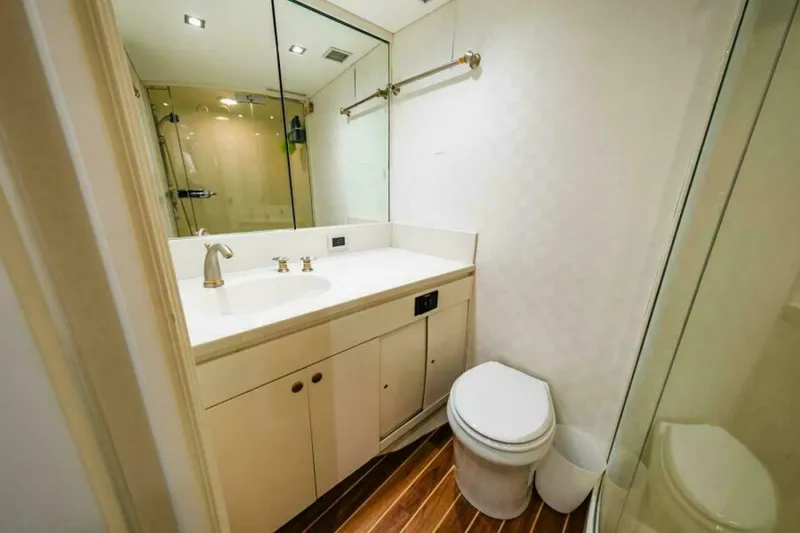 Slide: The Image of Port Side Guest Cabin Head    - 6484477