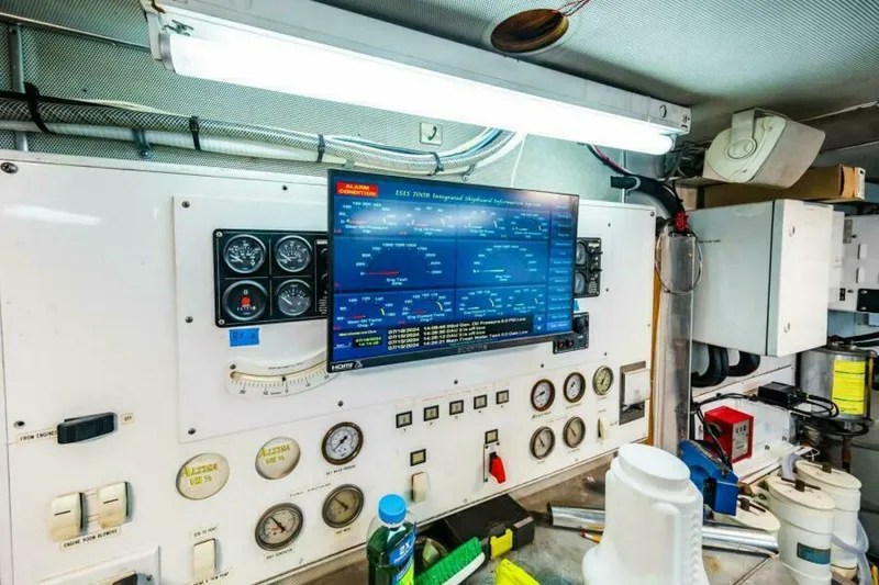 Slide: The Image of Engine Room Center - 6484519
