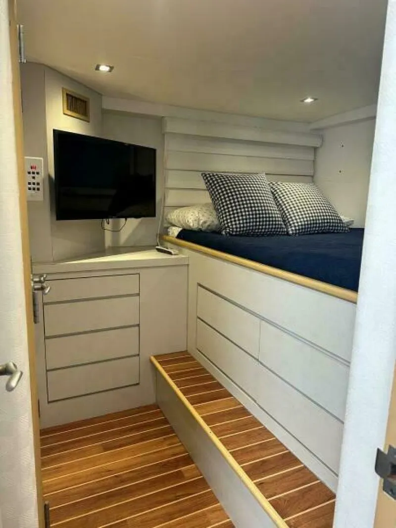 Slide: The Image of Crew Quarters - 6484495