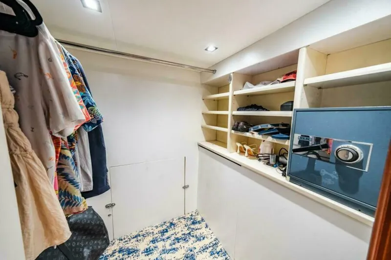 Slide: The Image of Walk In Locker   - 6484464