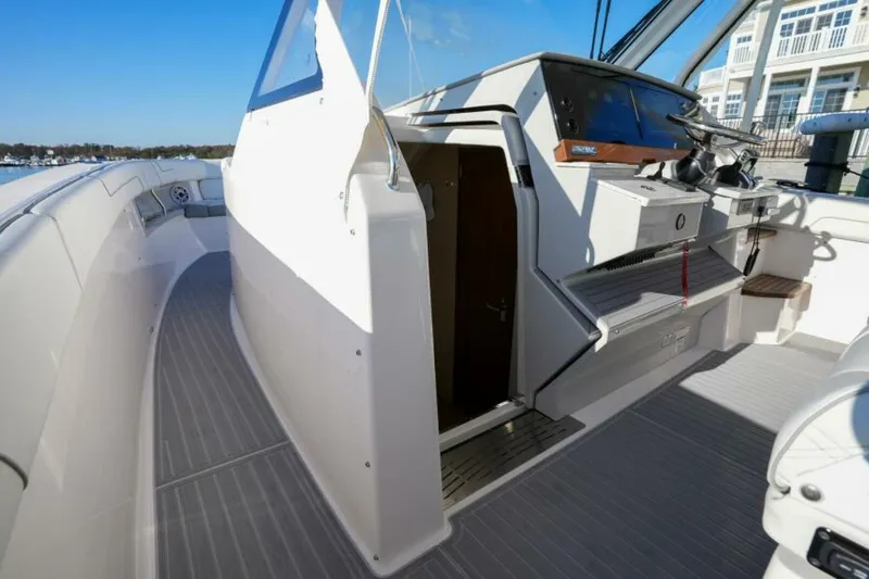 Slide: The Image of Regal 38 SAV 2027 - 6484724
