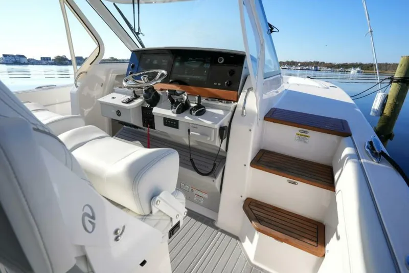 Slide: The Image of Regal 38 SAV 2027 - 6484723