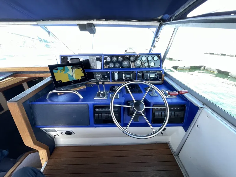 Slide: The Image of Sea Ray 390 Express Cruiser 1990 - 6508481