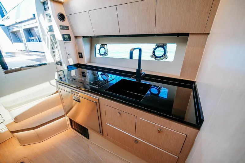 Slide: The Image of Focus Motor Yachts 3X 2027 - 6508738