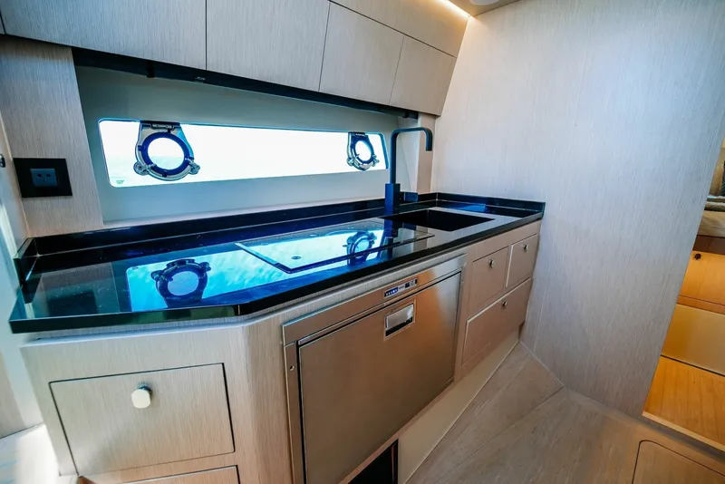 Slide: The Image of Focus Motor Yachts 3X 2027 - 6508744